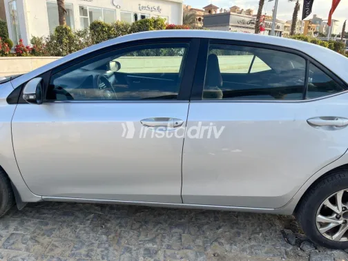 Toyota Corolla 2017 White Used for Sale - 3