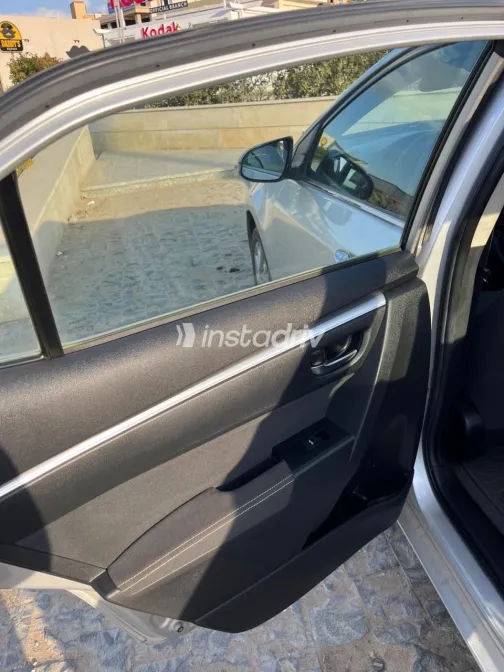 Toyota Corolla 2017 White Used for Sale - 7