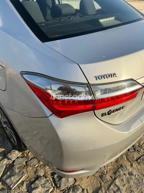Toyota Corolla 2017 White Used for Sale - 9