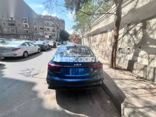كيا سيراتو 2022 أزرق غامق مستعملة للبيع - 1