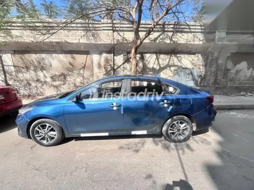 كيا سيراتو 2022 أزرق غامق مستعملة للبيع - 3