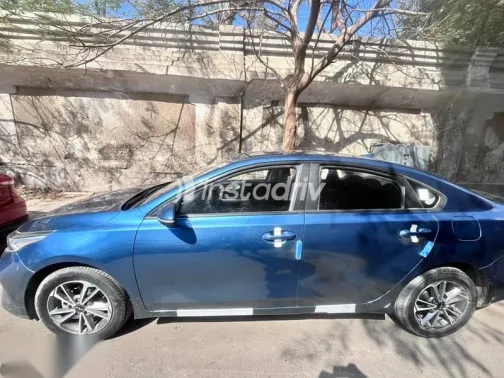 كيا سيراتو 2022 أزرق غامق مستعملة للبيع - 4