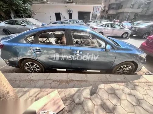 كيا سيراتو 2022 أزرق غامق مستعملة للبيع - 5