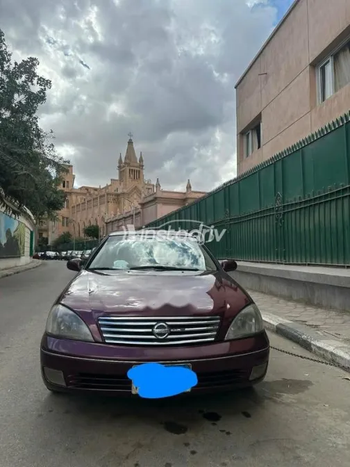 نيسان صنى 2010 أحمر غامق مستعملة للبيع - 1