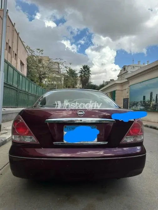 نيسان صنى 2010 أحمر غامق مستعملة للبيع - 2