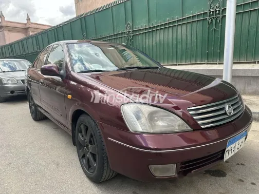 نيسان صنى 2010 أحمر غامق مستعملة للبيع - 4