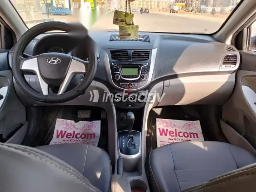 هيونداي اكسنت 2012 فضي مستعملة للبيع - 2