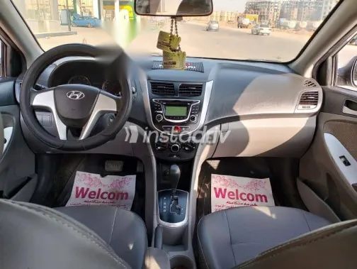 هيونداي اكسنت 2012 فضي مستعملة للبيع - 3