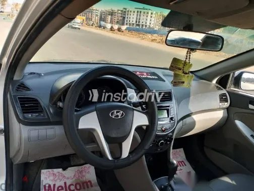 هيونداي اكسنت 2012 فضي مستعملة للبيع - 4