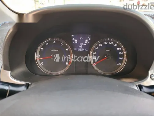 هيونداي اكسنت 2012 فضي مستعملة للبيع - 5