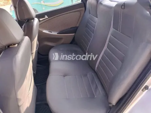 هيونداي اكسنت 2012 فضي مستعملة للبيع - 6