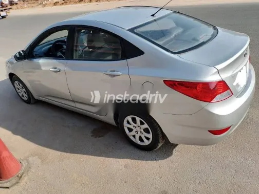 هيونداي اكسنت 2012 فضي مستعملة للبيع - 8