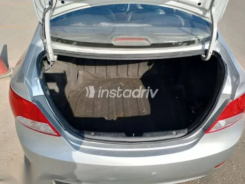 هيونداي اكسنت 2012 فضي مستعملة للبيع - 9