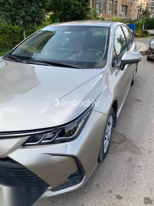 تويوتا كورولا 2022 ذهبي مستعملة للبيع - 1