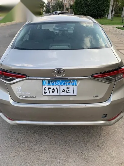تويوتا كورولا 2022 ذهبي مستعملة للبيع - 3