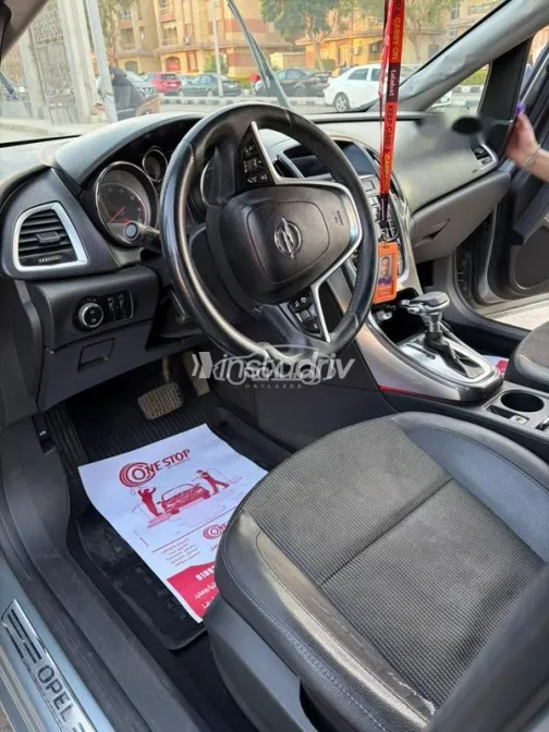 اوبل أسترا 2013 فضي مستعملة للبيع - 3