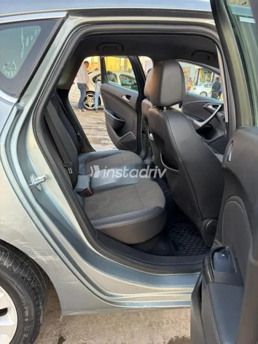 اوبل أسترا 2013 فضي مستعملة للبيع - 4