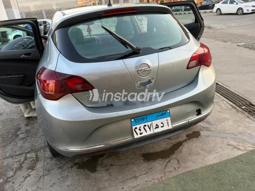 اوبل أسترا 2013 فضي مستعملة للبيع - 5