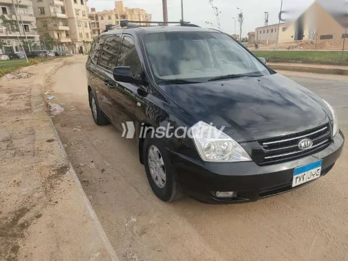 كيا كارنفال 2010 أسود مستعملة للبيع - 3