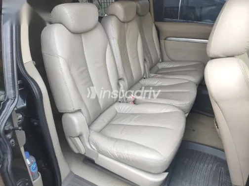 كيا كارنفال 2010 أسود مستعملة للبيع - 4