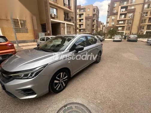 هوندا سيتى 2022 فضي مستعملة للبيع - 2