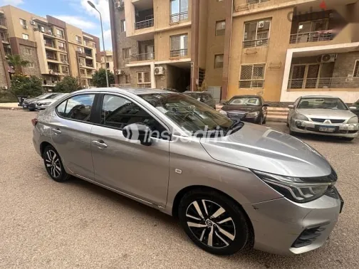 هوندا سيتى 2022 فضي مستعملة للبيع - 3