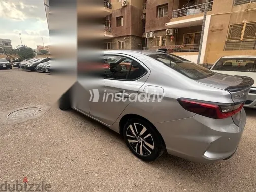 هوندا سيتى 2022 فضي مستعملة للبيع - 4
