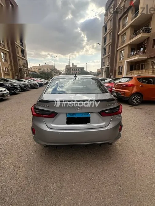 هوندا سيتى 2022 فضي مستعملة للبيع - 6