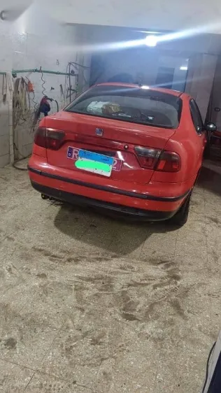 سيات توليدو 2002 أحمر مستعملة للبيع