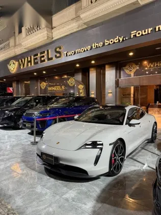 بورش تايكان 2024 رمادي مستعملة للبيع