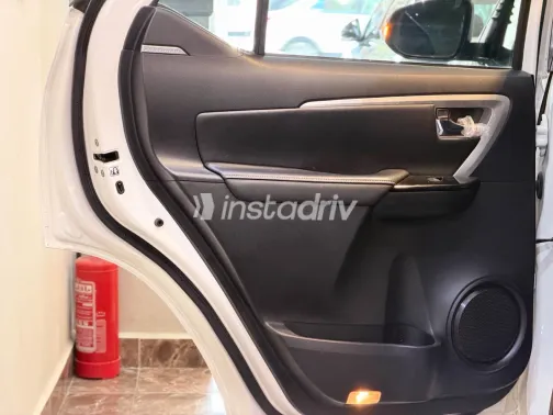 تويوتا فورتشنر 2023 أبيض مستعملة للبيع - 8