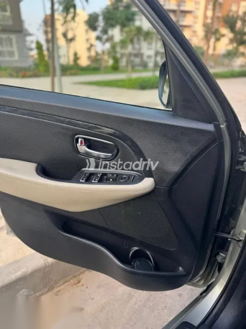 Kia Carens 2016 Gray Used for Sale - 2