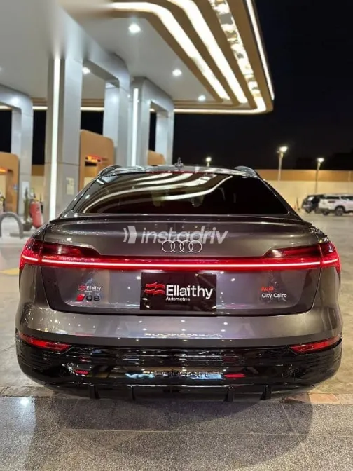 اودي Q8 2024 رمادي جديدة للبيع - 4