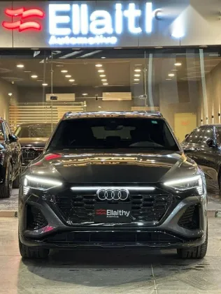 اودي Q8 2024 رمادي جديدة للبيع