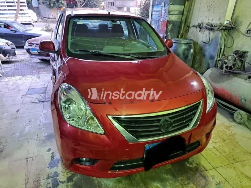 نيسان صنى 2013 أحمر غامق مستعملة للبيع - 1