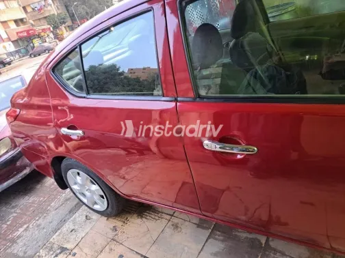 نيسان صنى 2013 أحمر غامق مستعملة للبيع - 2