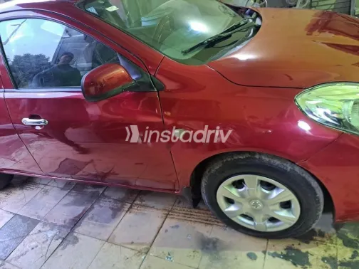 نيسان صنى 2013 أحمر غامق مستعملة للبيع - 3