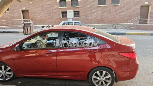 هيونداي اكسنت 2021 أحمر مستعملة للبيع - 2