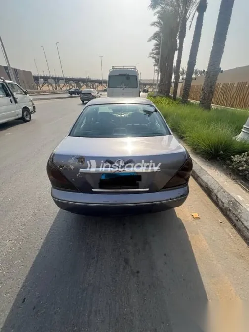 نيسان صنى 2010 أزرق غامق مستعملة للبيع - 1