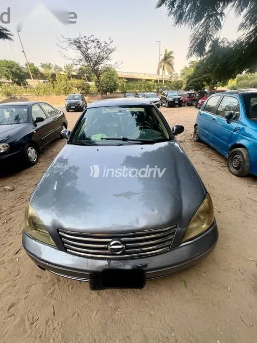 نيسان صنى 2010 أزرق غامق مستعملة للبيع - 2