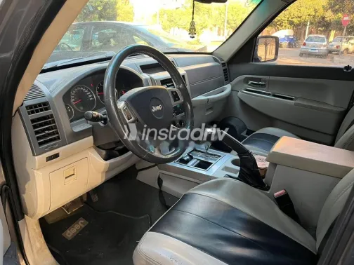 جيب شيروكي 2008 رمادي غامق مستعملة للبيع - 5