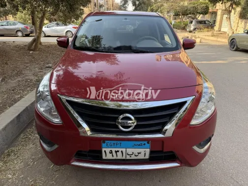 نيسان صنى 2023 أحمر غامق مستعملة للبيع - 1