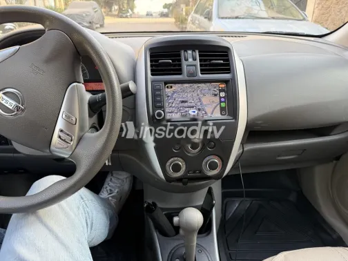 نيسان صنى 2023 أحمر غامق مستعملة للبيع - 2