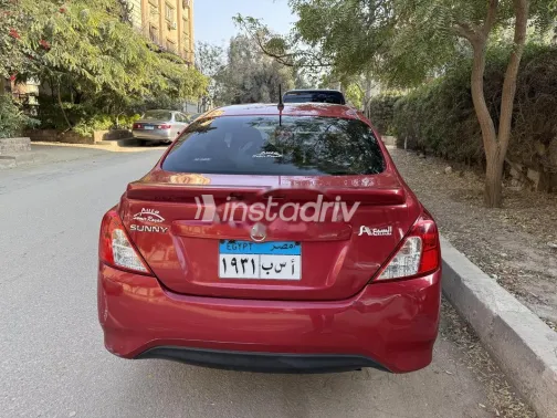 نيسان صنى 2023 أحمر غامق مستعملة للبيع - 3