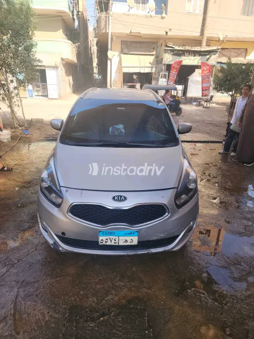كيا كارينز 2017 أبيض مستعملة للبيع - 2