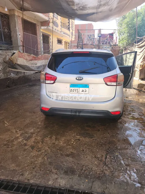 كيا كارينز 2017 أبيض مستعملة للبيع - 4