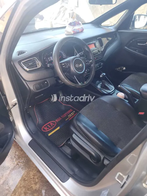 كيا كارينز 2017 أبيض مستعملة للبيع - 6