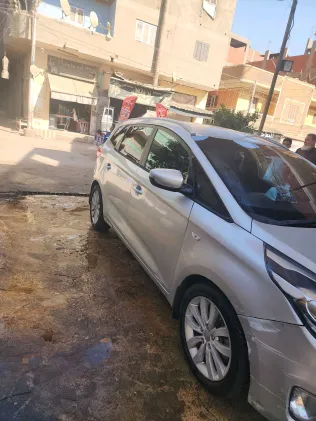 كيا كارينز 2017 أبيض مستعملة للبيع