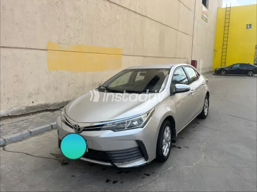 تويوتا كورولا 2017 أبيض مستعملة للبيع - 1