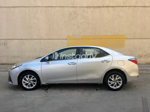 تويوتا كورولا 2017 أبيض مستعملة للبيع - 2